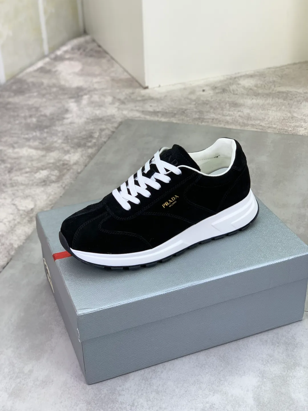 Men's Men's Shoes 💰P560 💰【New Style】 The latest model of high-quality PRADA classic men's shoes has been launched on the official website at a 1:1 replica, synchronized in Hong Kong and on the same catwalk; all made of calfskin➕imported cowhide lining, 🍡🍡original rubber outsole, non-slip and wear-resistant; comfortable on the feet, attractive style, fine workmanship, and simple and neat shoe lasts, highlighting a man's courage and toughness, 👍size 38 to 44 (45 can be customized) black White color🉑️choose